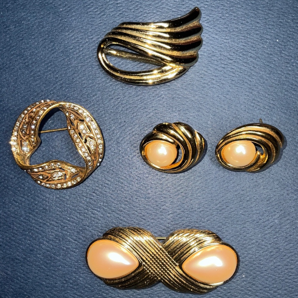 Vintage Jewelry Lot = Monet,  Richelieu, Piscitelli, & Unsigned Shiny Happy Pin